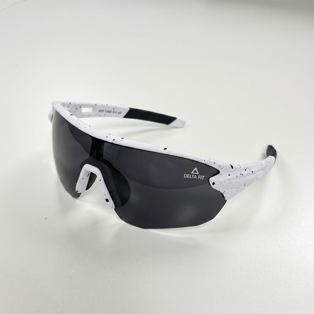 Delta Fit Running Zonnebril – UV-bescherming – Zwart met zwarte glazen