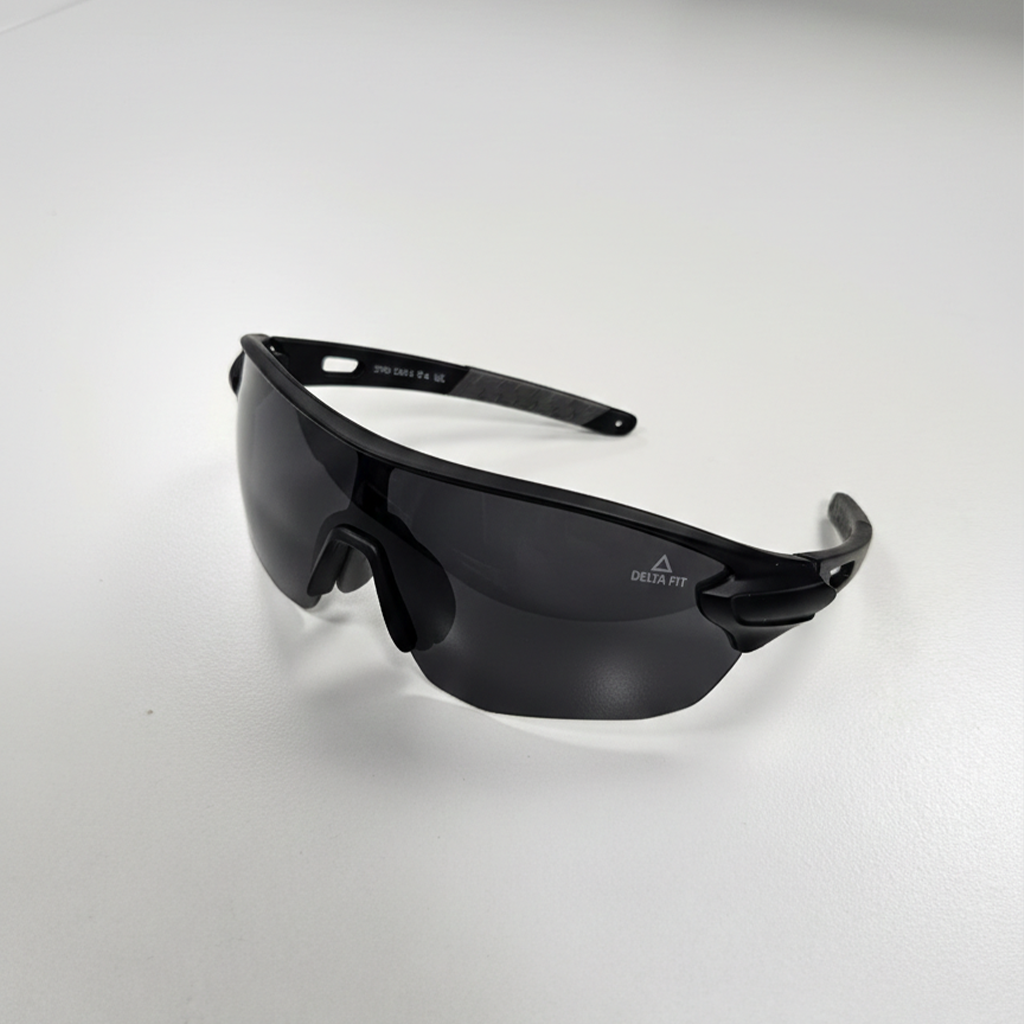 Delta Fit Running Zonnebril – UV-bescherming – Zwart met zwarte glazen